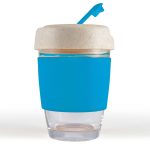 A reusable coffee cup in clear glass with a blue silicone band and a lid, featuring a straw.