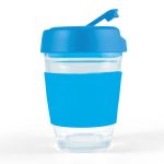 A reusable coffee cup in clear glass with a blue silicone lid and sleeve. It features a logo on the sleeve.