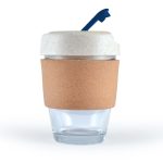 A reusable coffee cup in transparent glass with a cork band and a white lid featuring a blue straw.