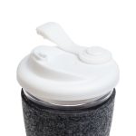A reusable coffee cup with a white snap lid and a grey RPET band for insulation. It features a logo on the band.
